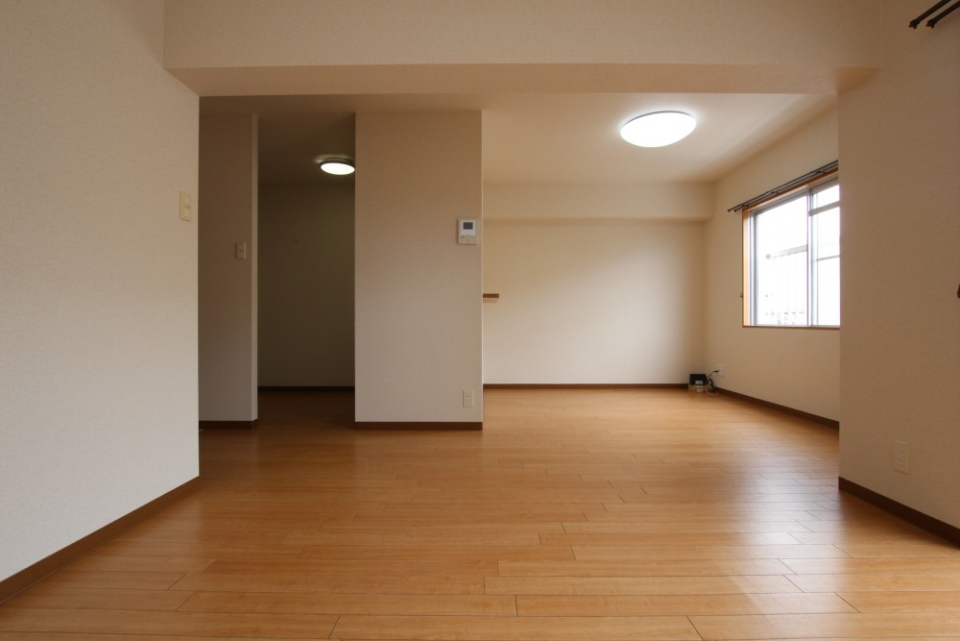 ダイニングとリビングにシーリングライトがセットされています。