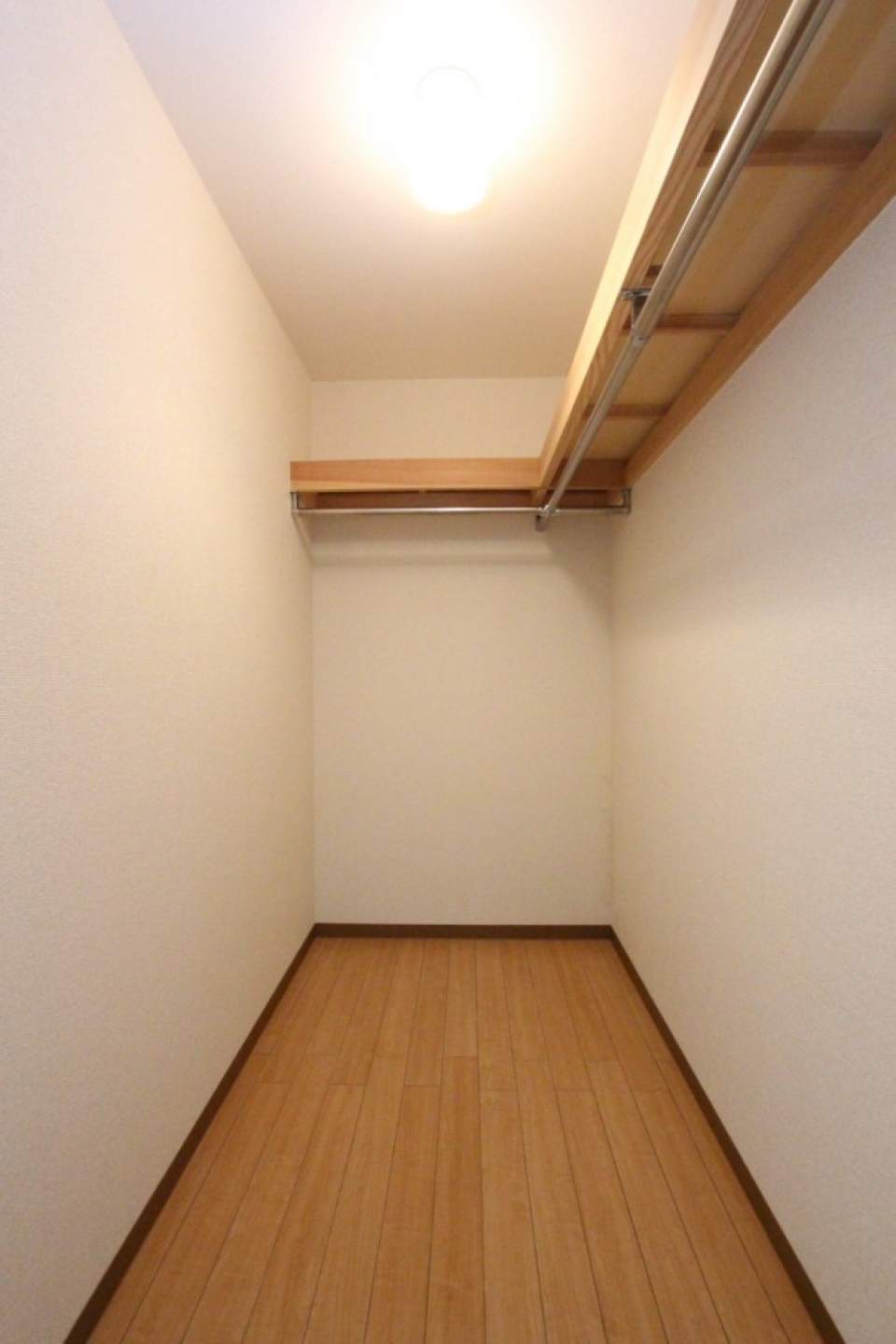 収納はこのウォークインだけですが、かなり大きいので安心です。