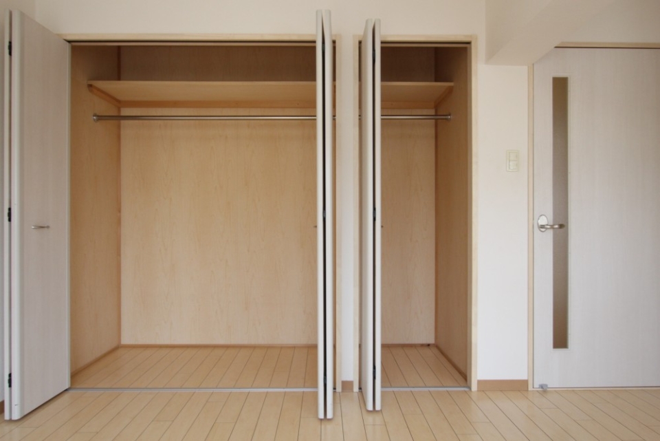 収納はリビングに横並びに2カ所。TPOに合わせて使わけを。