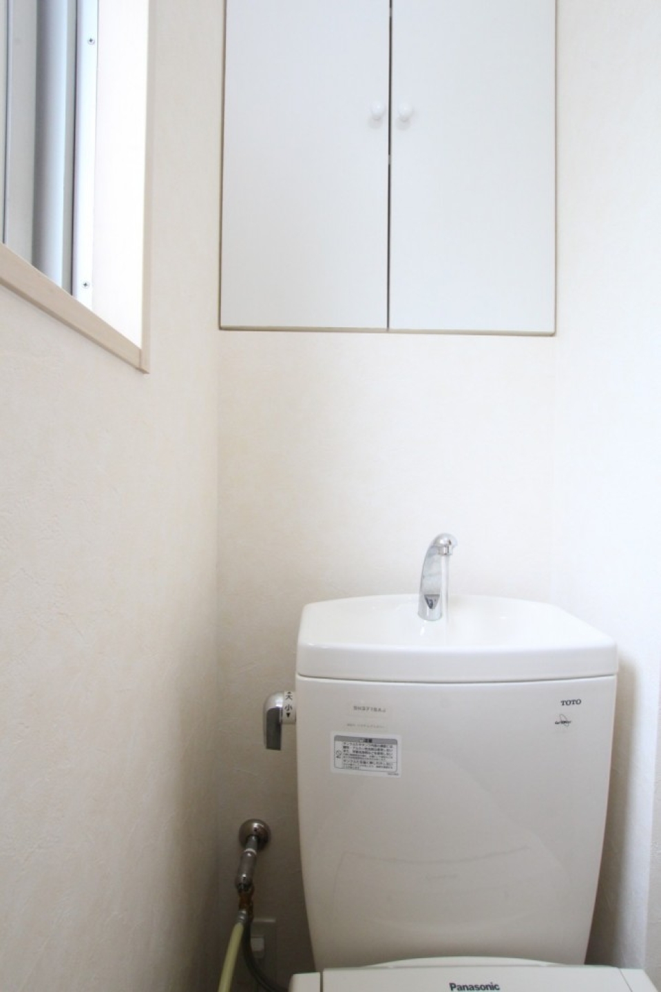 トイレに扉付き収納スペースは嬉しい。