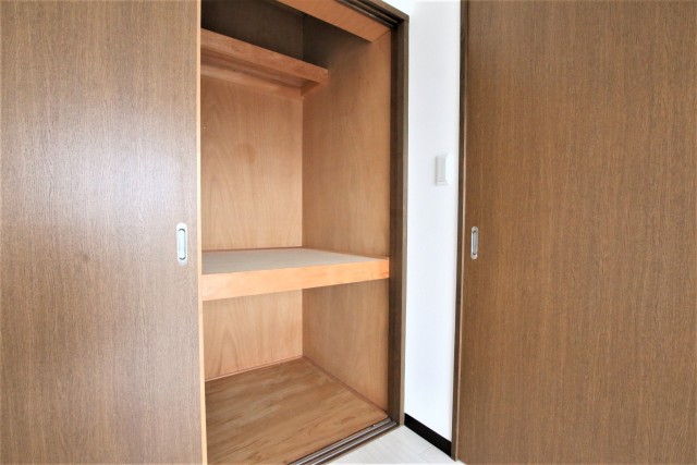 こちら側は上下段+&alpha;の収納