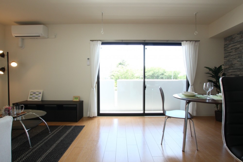 南面の掃き出し窓はワイド。