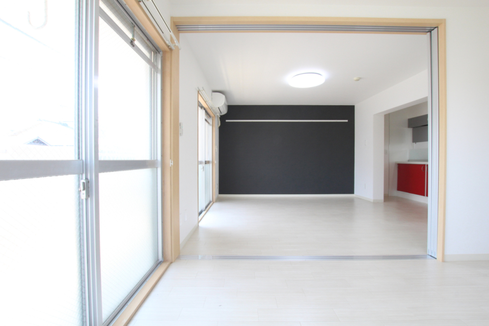 洋室は6帖。扉を開けると20帖の開放的な空間になります