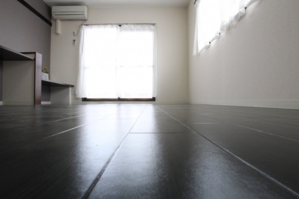 縦長に伸びるフローリングがお部屋の空間を広く感じさせます