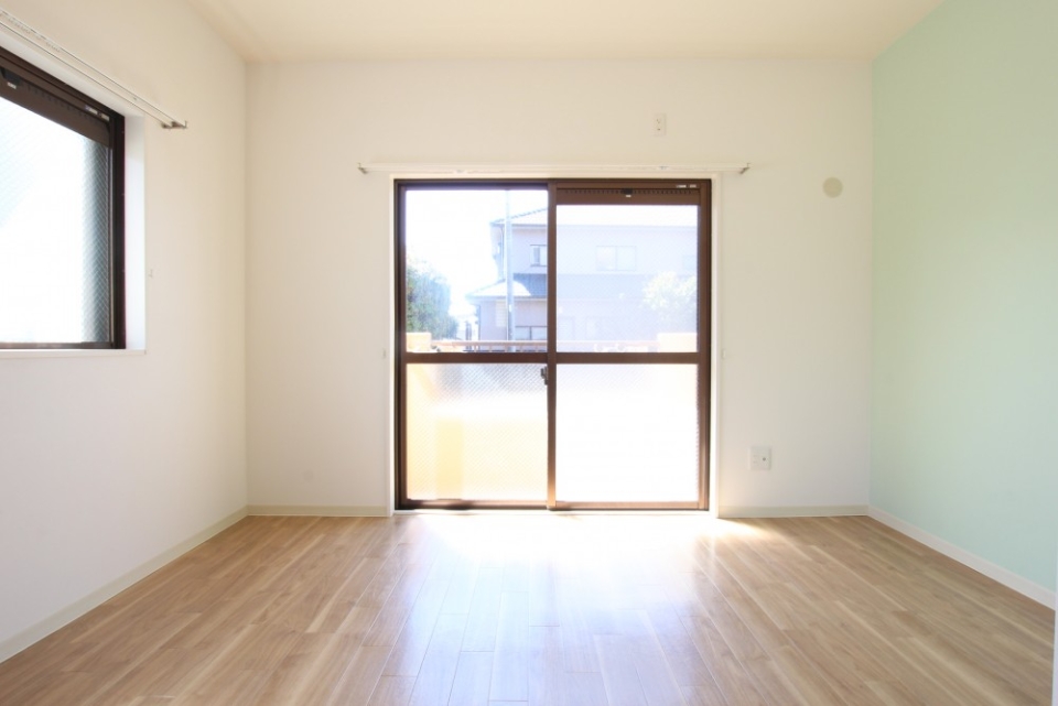 1階の角部屋なので+αの採光窓。明るさは問題なし。