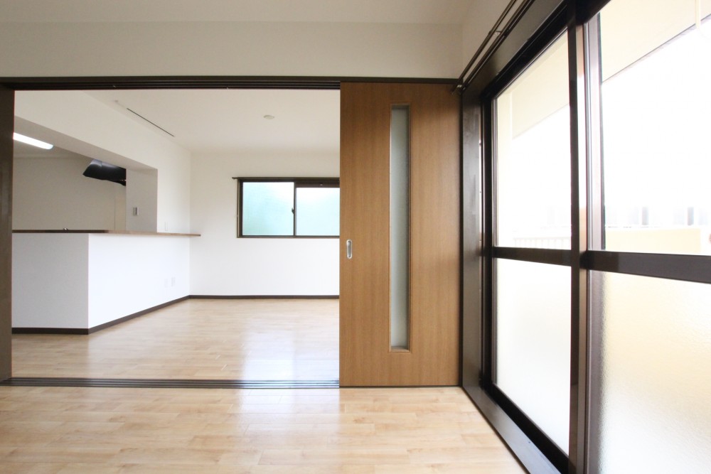 角部屋の特権、＋&alpha;の窓が部屋に光を取り入る。