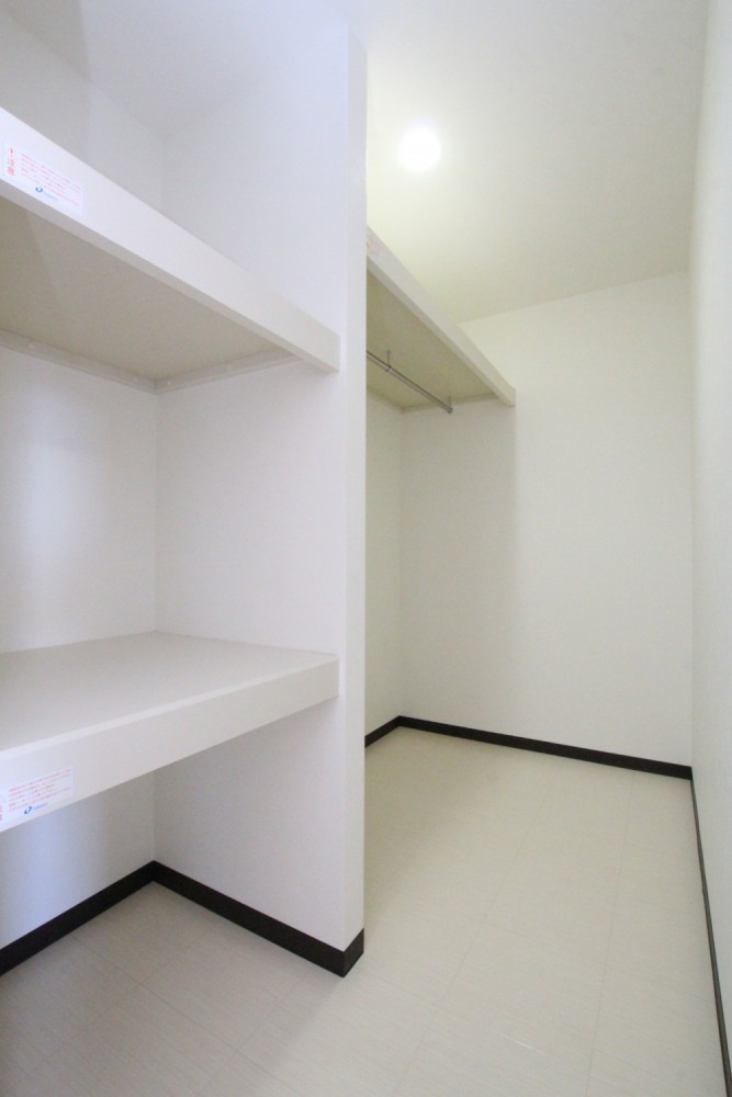 棚付きで大きなウォークインクローゼット。