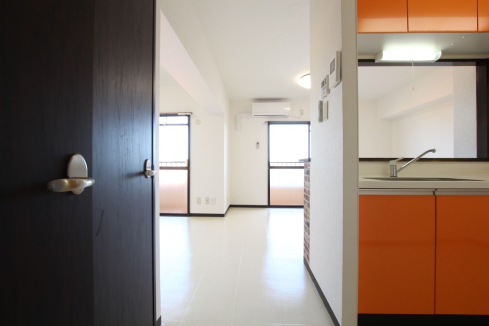 暖色で落ち着くシステムキッチン。