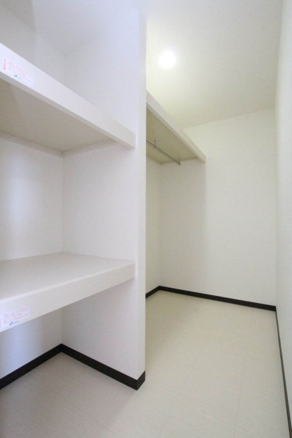 棚付きで大きなウォークインクローゼット。