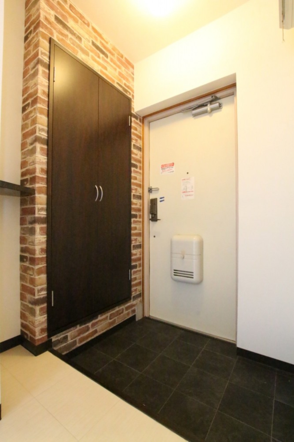 シューズボックスは北欧の暖炉を連想させるデザイン。