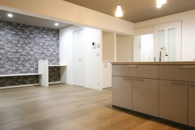 壁・建具のホワイトカラーからは清潔感を感じる。