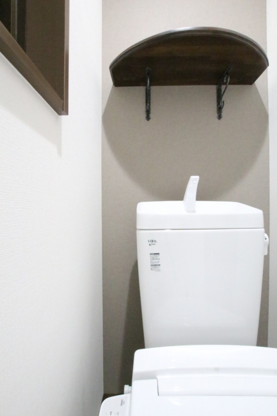 トイレはシャワートイレ付き。