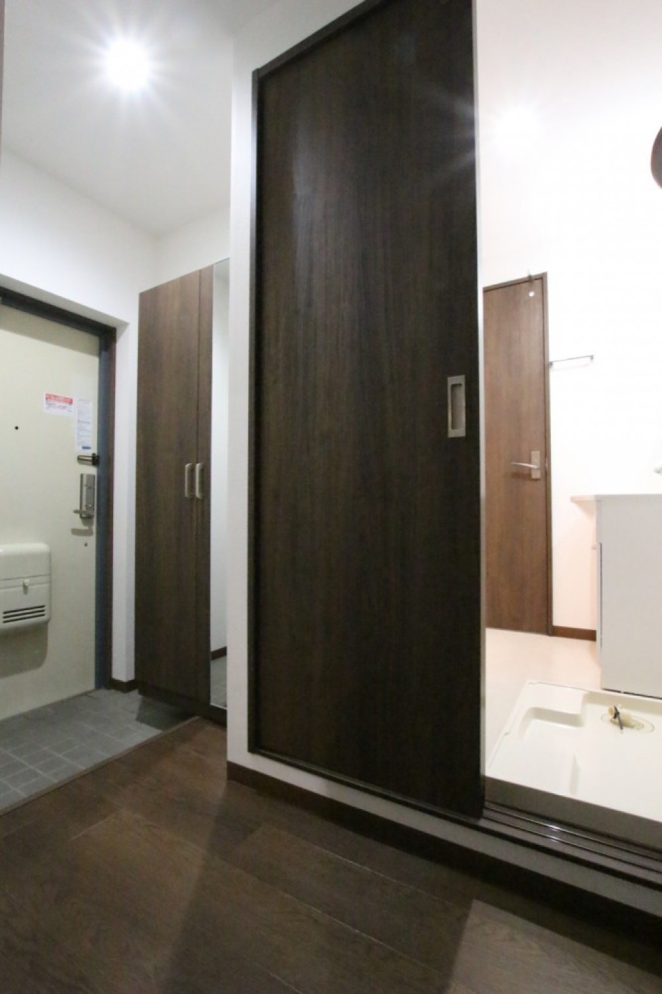 玄関には姿見付きの大型シューズBOXを設置。