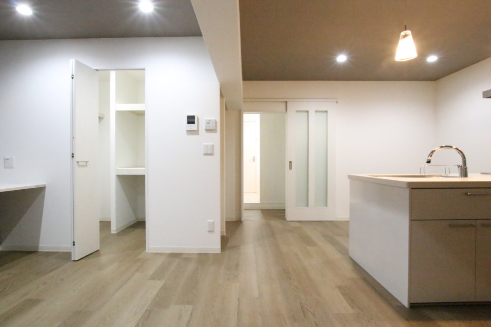 張りの切り返しで空間にメリハリを。天井のデザイン性がとても面白いです。