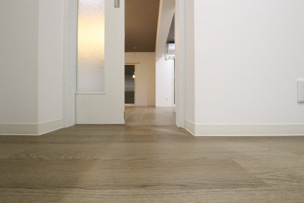 フローリングがつなぎ目がなくフラットですっきりした印象に。