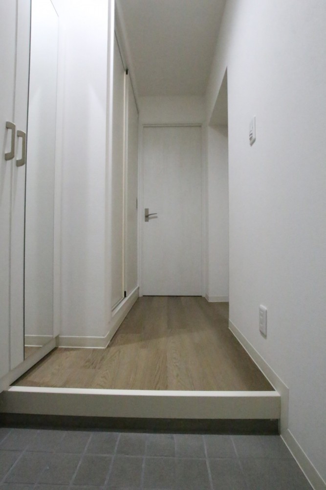 コンパクトでスッキリした玄関。等身大のミラーあり！