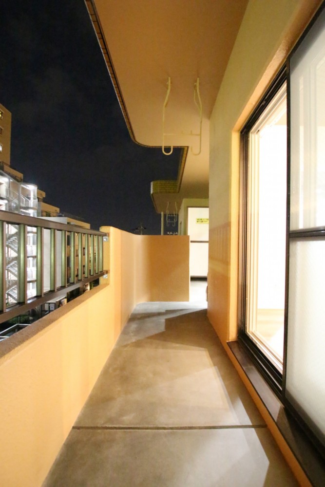 室内の明かりでバルコニーで夜風を感じながらまったりしましょ。