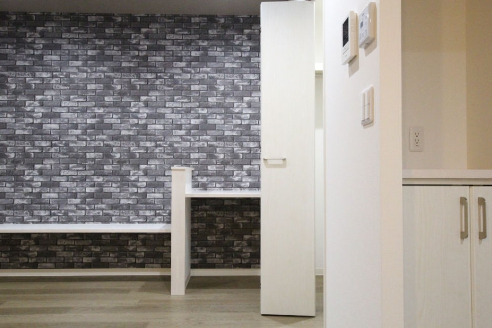 とてもインパクトのあるアクセントウォール。備え付け家具もありうれしいですね！