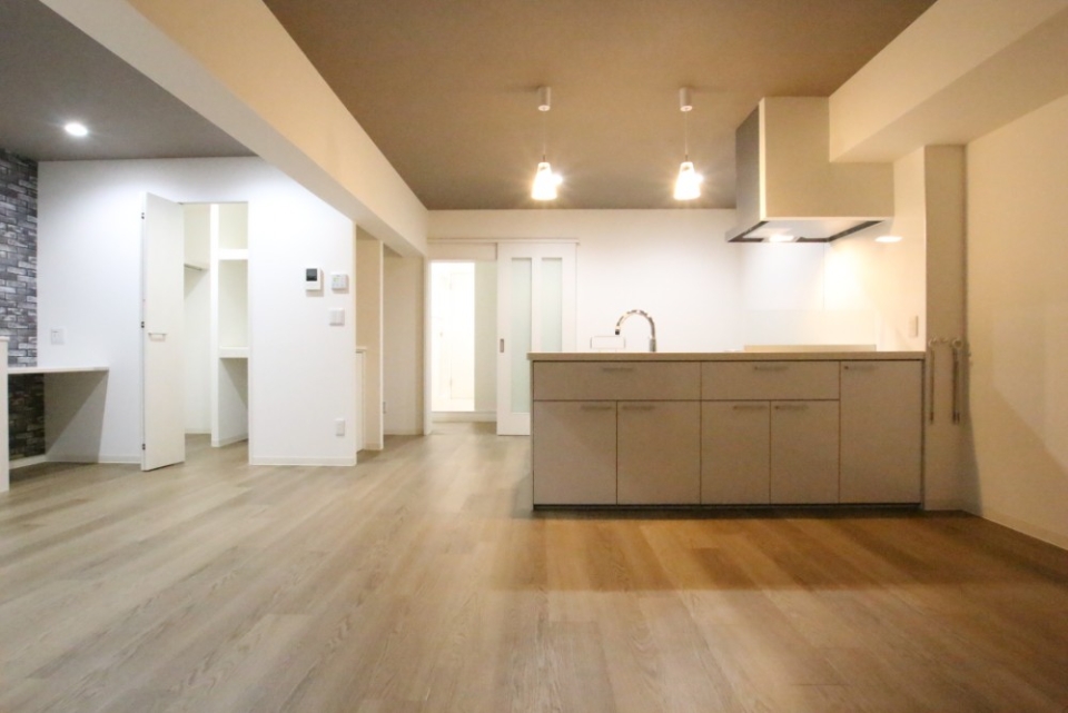 とても開放的なLDK。キッチンのペンダントライトがオシャレです。