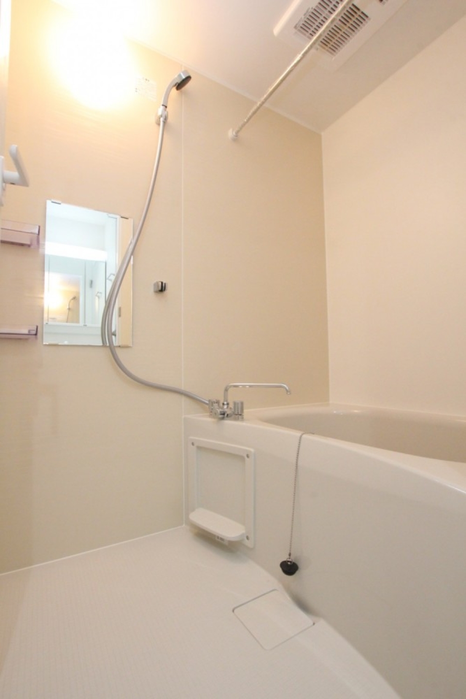 浴室に室内物干しがあります。