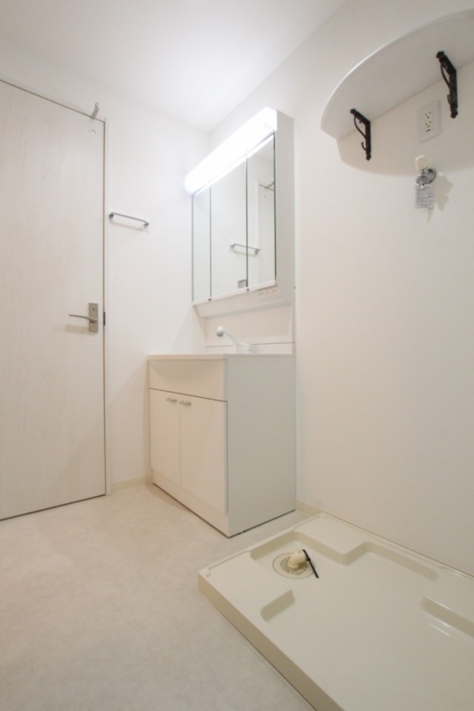 洗面室は、真っ白！L字アイアンがポイントに。