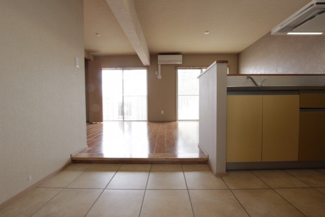 小上がりを上がるとナチュラルカラーのフローリング。