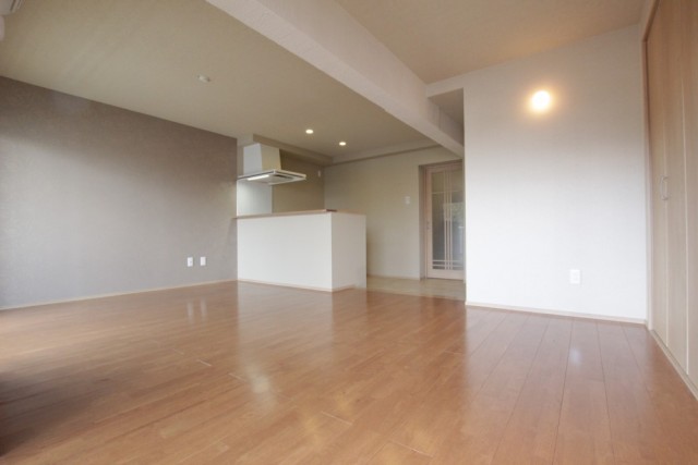 壁紙は全体的に薄いブラウンでシックな空間。