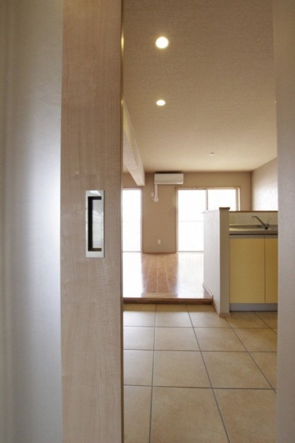 キッチンにつながる引き戸は大きめのガラス建具で採光GOOD。