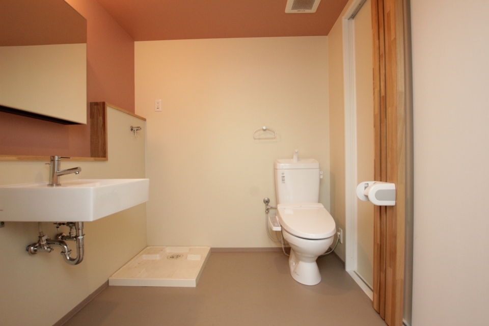 トイレと洗面の様子。