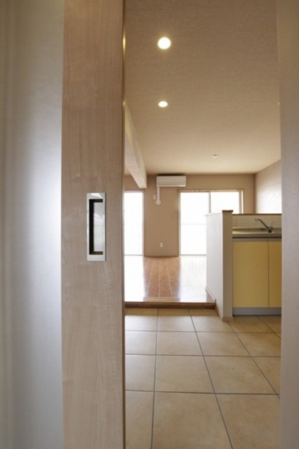 キッチンにつながる引き戸は大きめのガラス建具で採光GOOD。