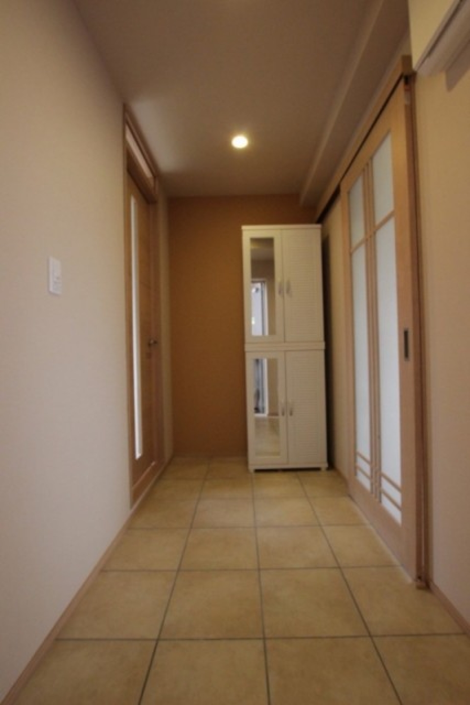 玄関先の土間は広め、サーフボードや自転車も充分置ける。