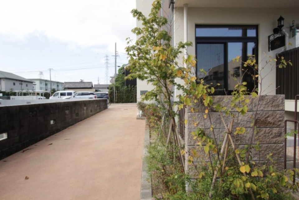 建物の外構も手入れが行き届いている。