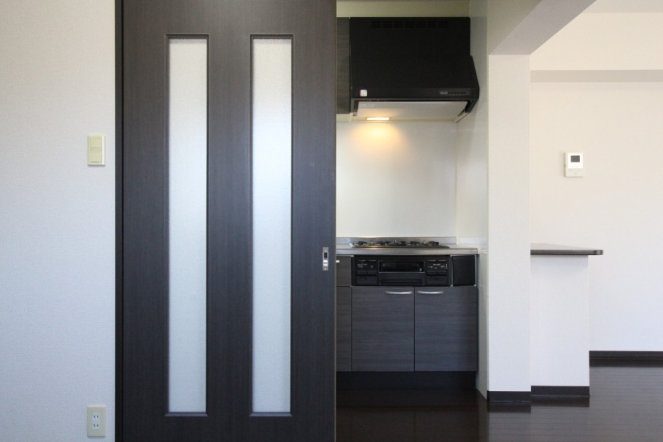 キッチン引き戸に隠れる。