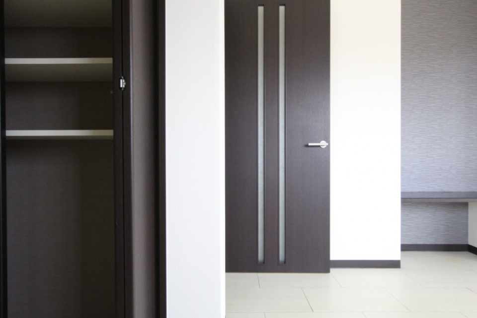 ホワイト&times;ダークブラウンで建具は統一。