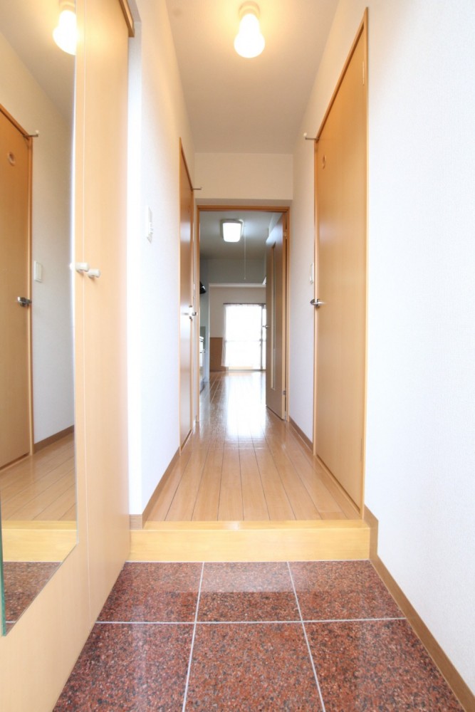 玄関は細め。