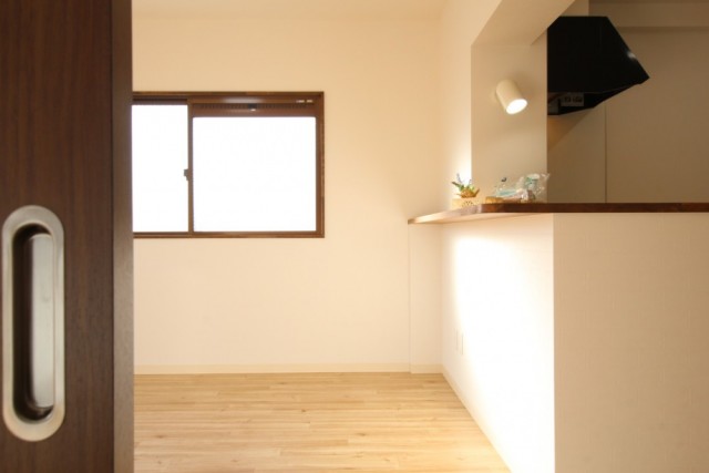 角部屋の特権、＋&alpha;の窓が部屋に光を取り入る。