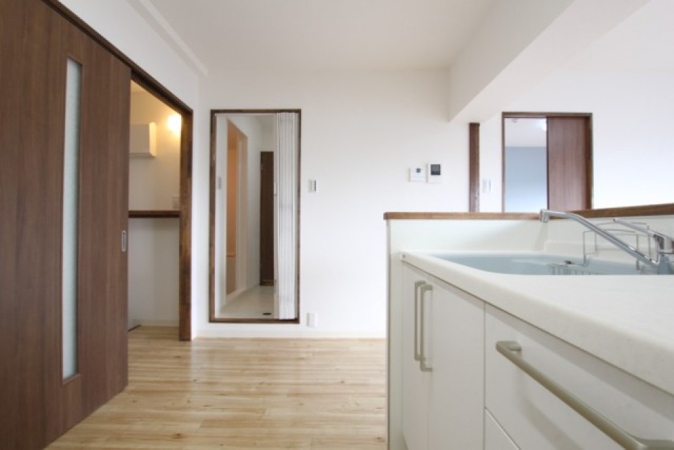 ここが残念、脱衣所の入口はアコーディオンカーテンで仕切られていた。