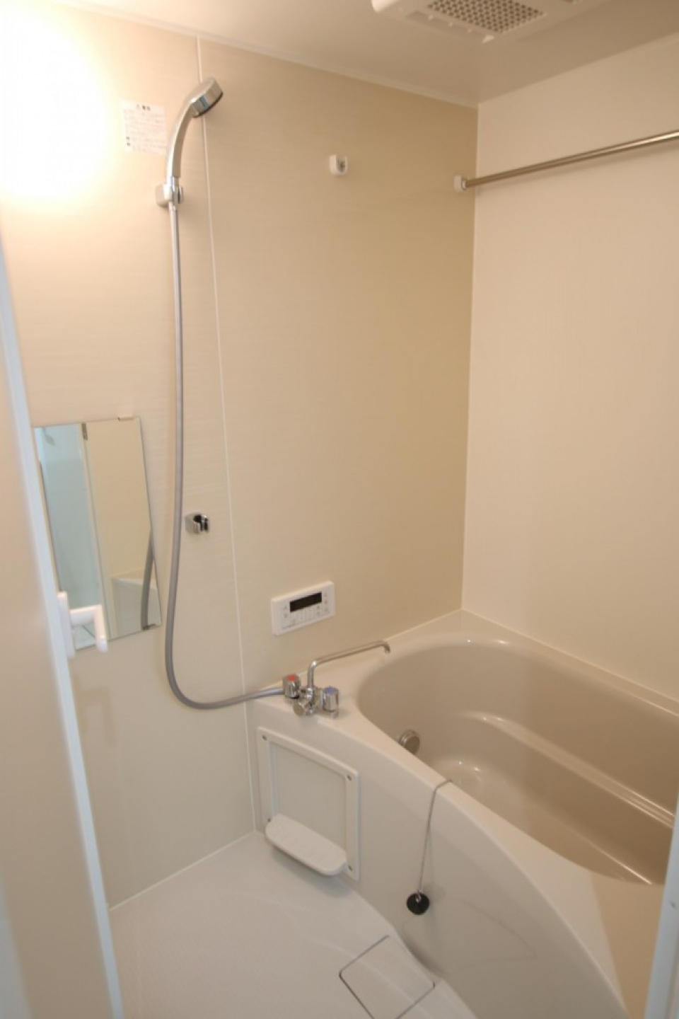 浴室乾燥機付きで新しいお風呂。気持ちい！