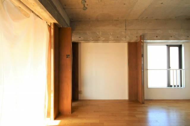 西日が差すおしゃれな空間。