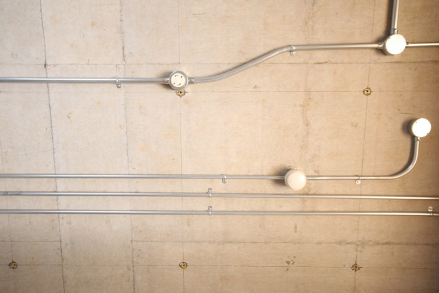 天井。配線むき出しがオシャレ。