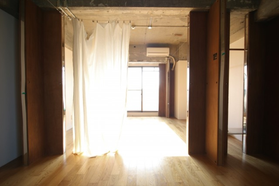 部屋を正面から見るとこんな感じ。