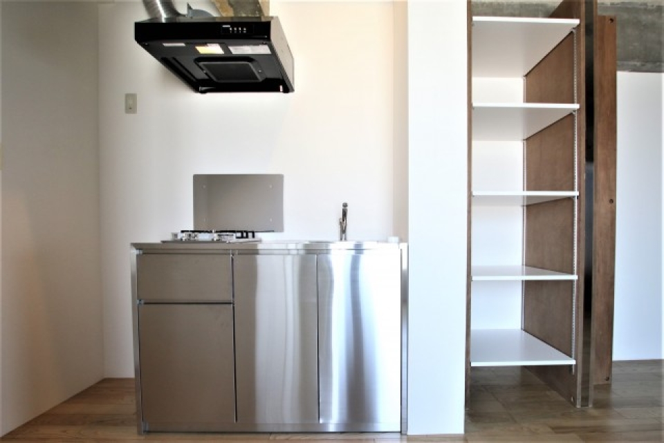 キッチン横に収納棚があります。