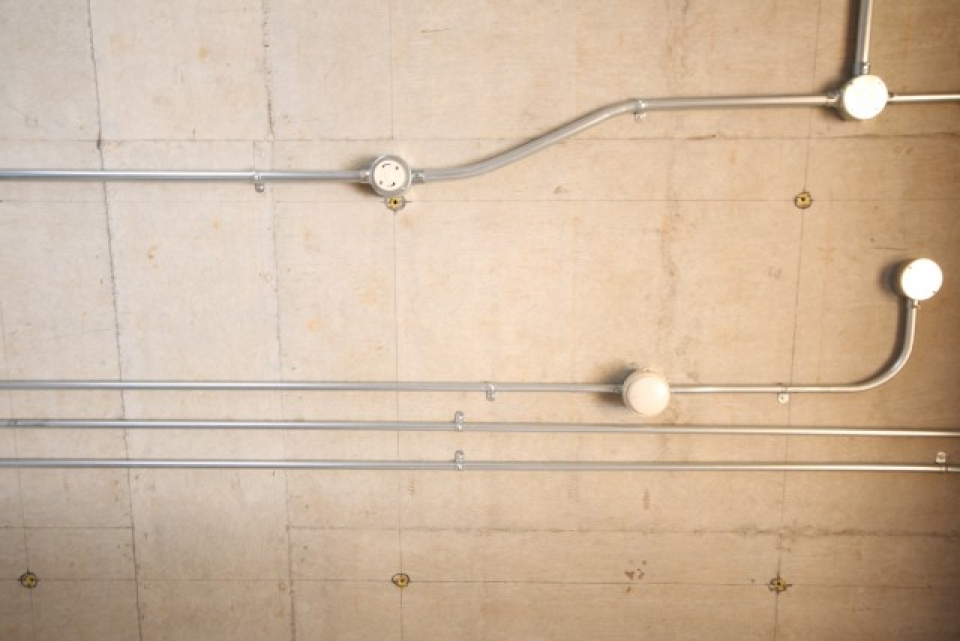 天井。配線むき出しがオシャレ。