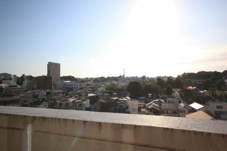 バルコニーからの眺め。左側に浜松城見えます。