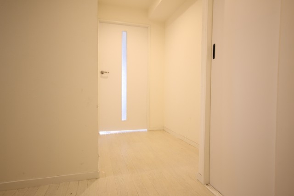 玄関は白を基調としています。横に収納スペース。