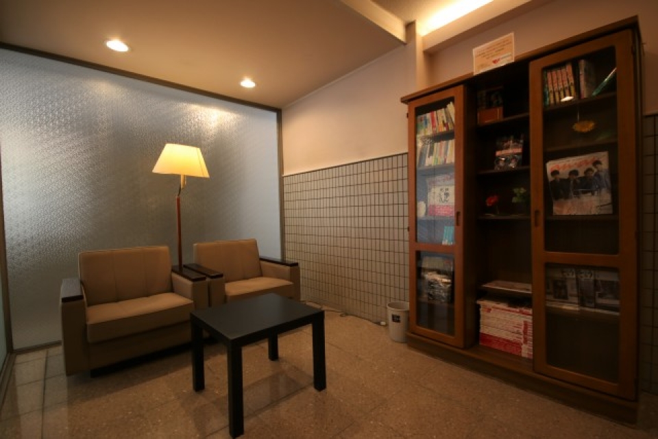 待合室には本や雑誌が。まるでホテルのロビー。