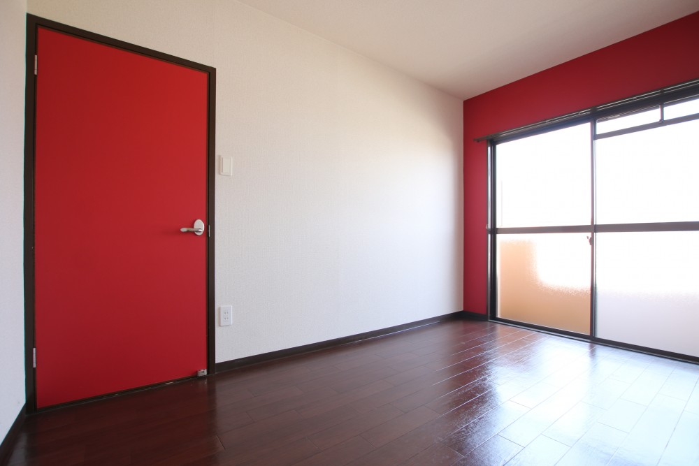 赤い差し色がちょっぴりレトロなお部屋です。