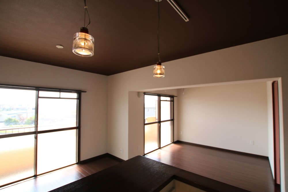 キッチン上のライトがおしゃれです。