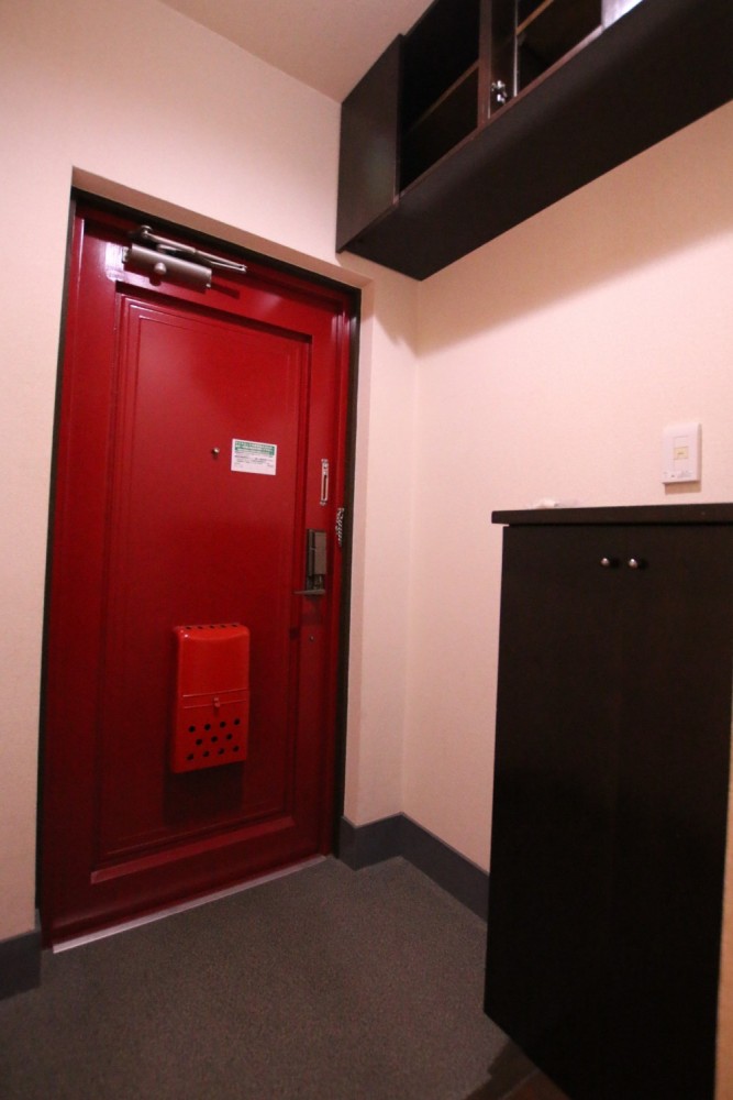 玄関には上の方に靴箱が付いてます。