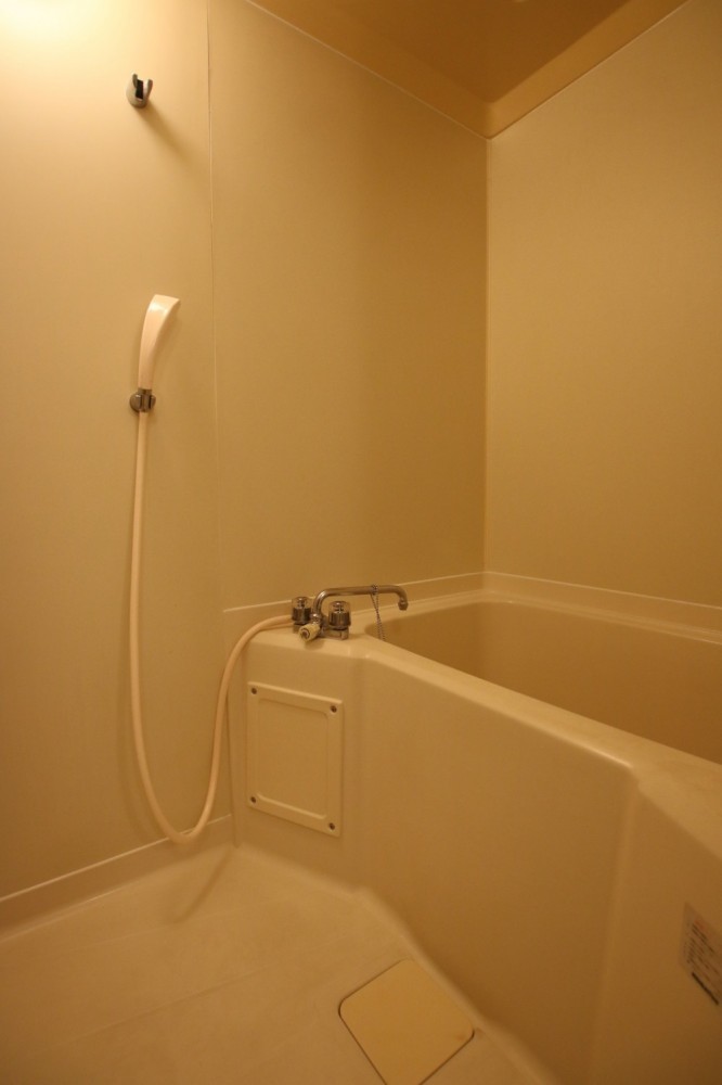 浴室はレトロな印象。水とお湯を混ぜるタイプです。